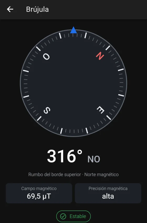 Pantalla de la brújula con la rosa de los vientos y el rumbo en grados